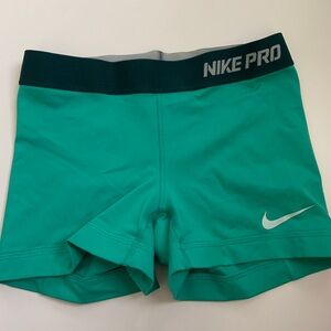 Nike pro shorts women’s teal 2.5 inch